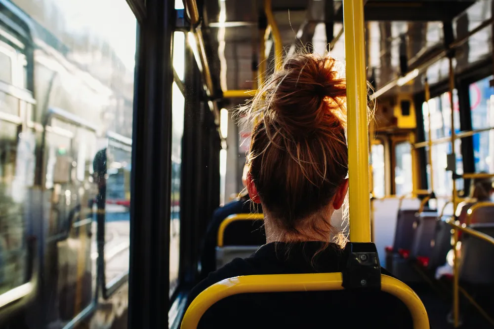 mujer-sentada-autobus-capturada-detras